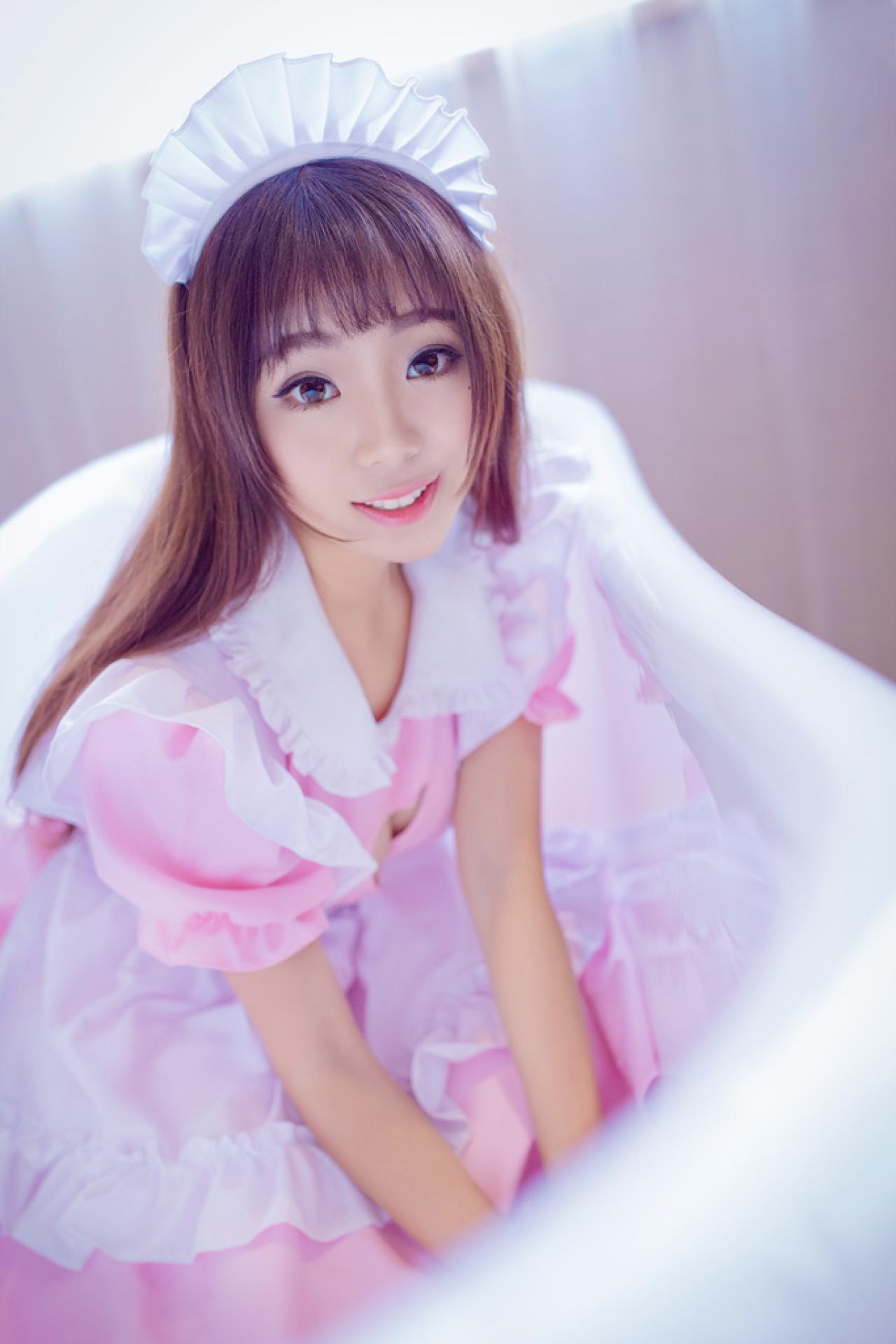 小灵坐在浴缸里，微笑的表情