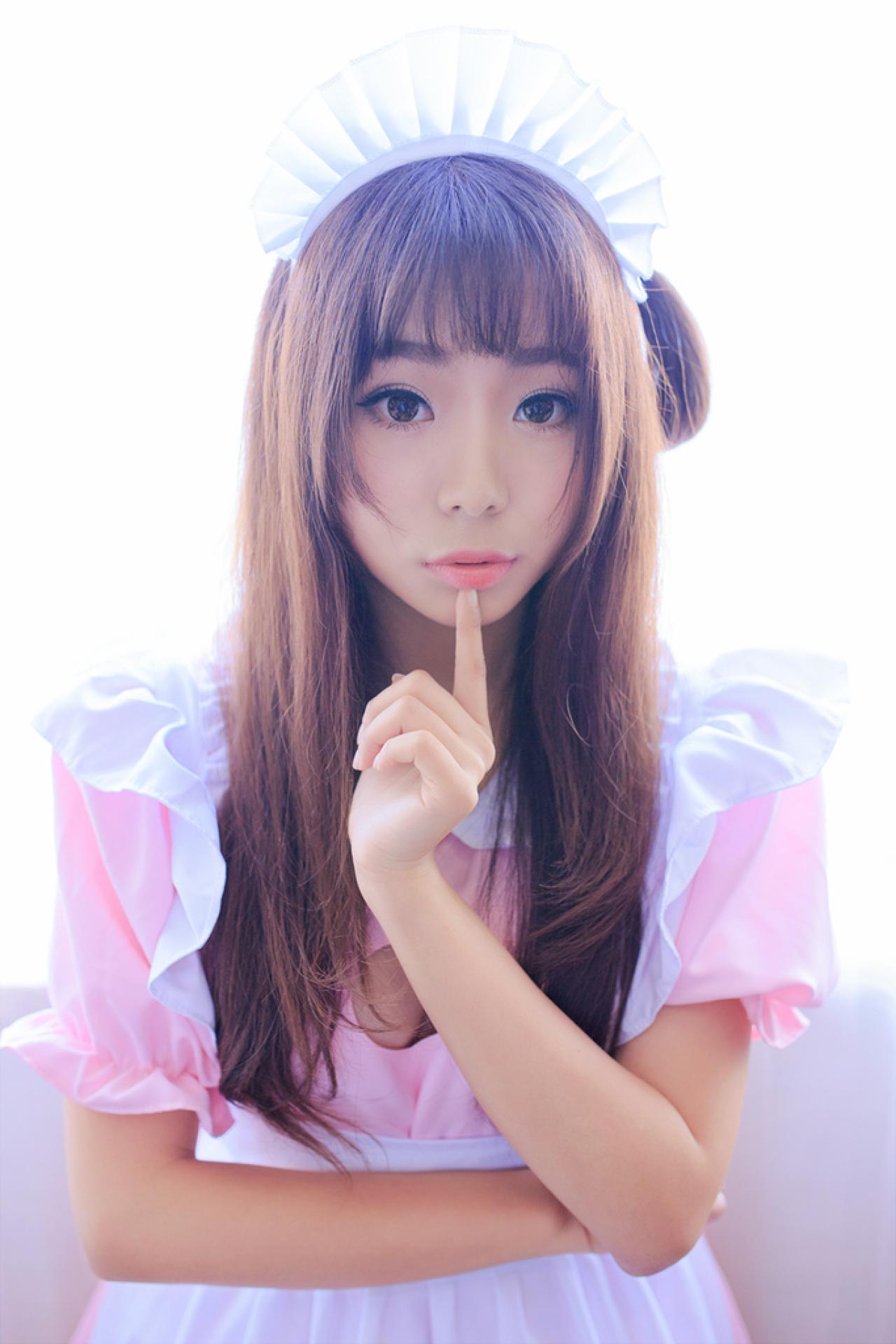 小灵左手食指抵着唇角，作嘘手势清萌表情