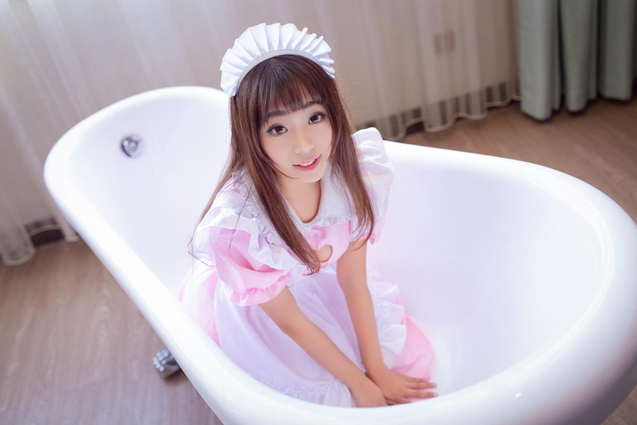 小灵双手撑在裙摆上，跪坐在浴缸里
