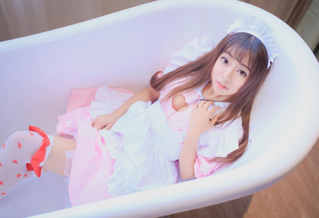 小灵躺靠在浴缸里，抬头仰望镜头