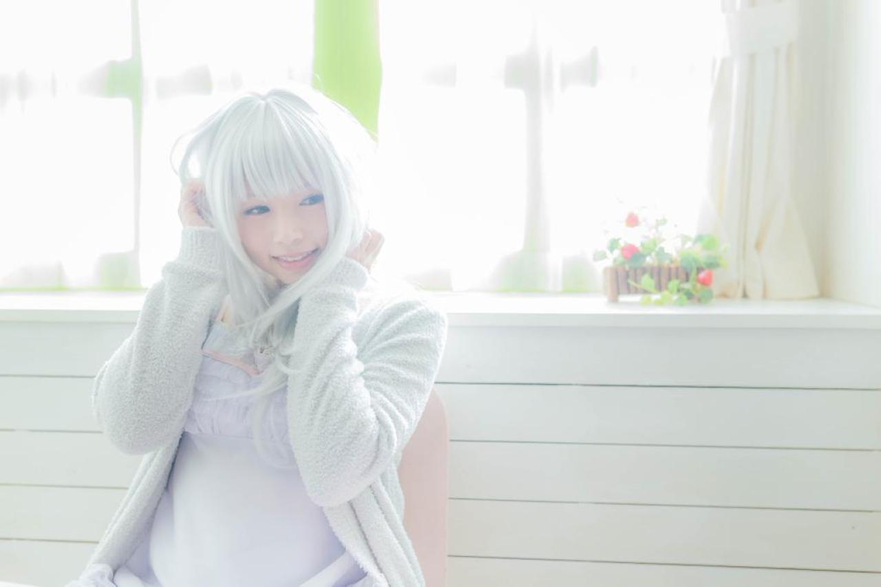 yui双手贴着头发，靠在窗台上