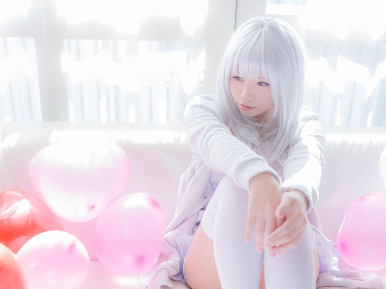 yui靠在窗前，身旁围着粉色桃心气球 横幅