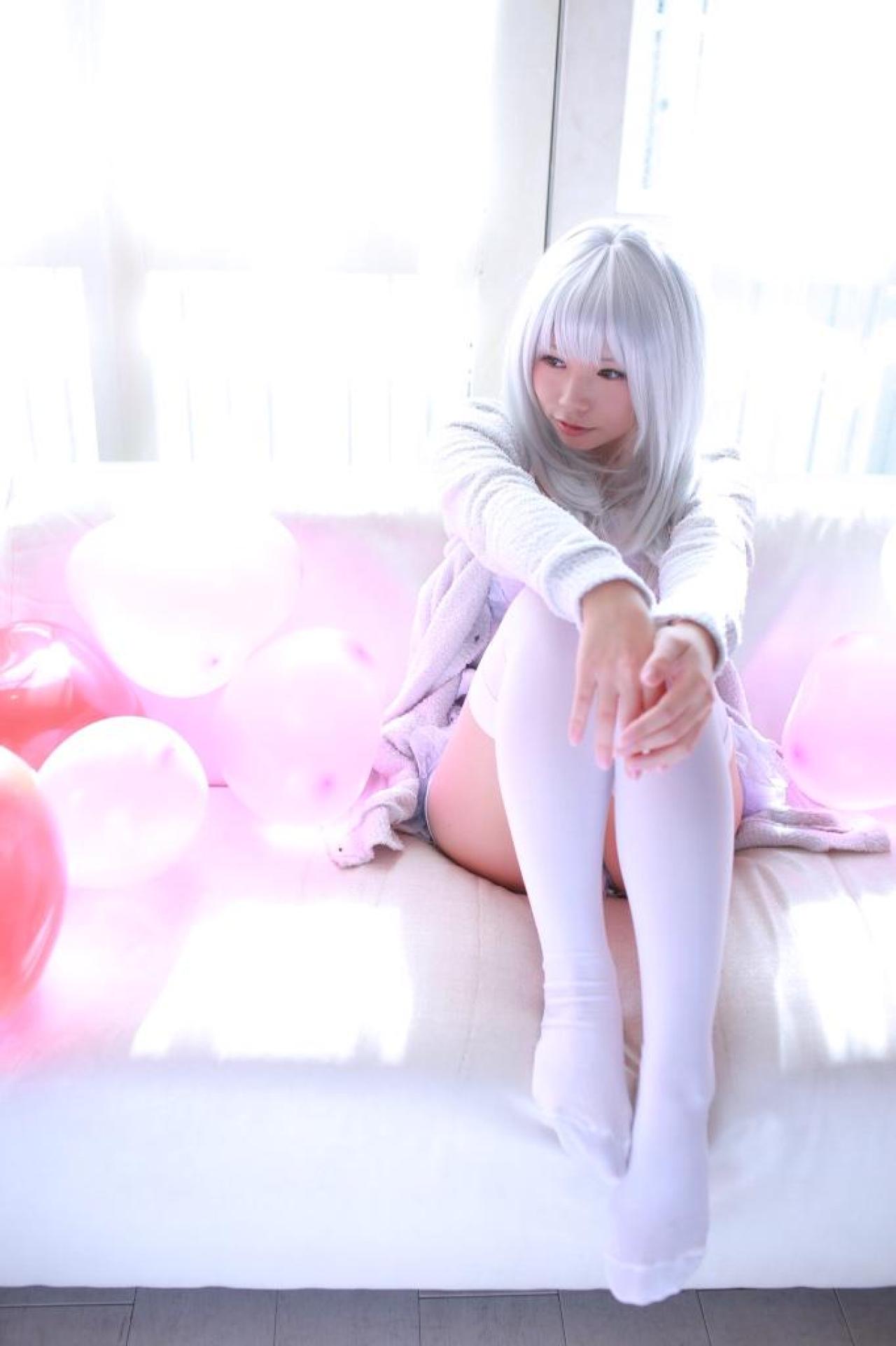 yui靠在窗前，身旁围着粉色桃心气球 立幅