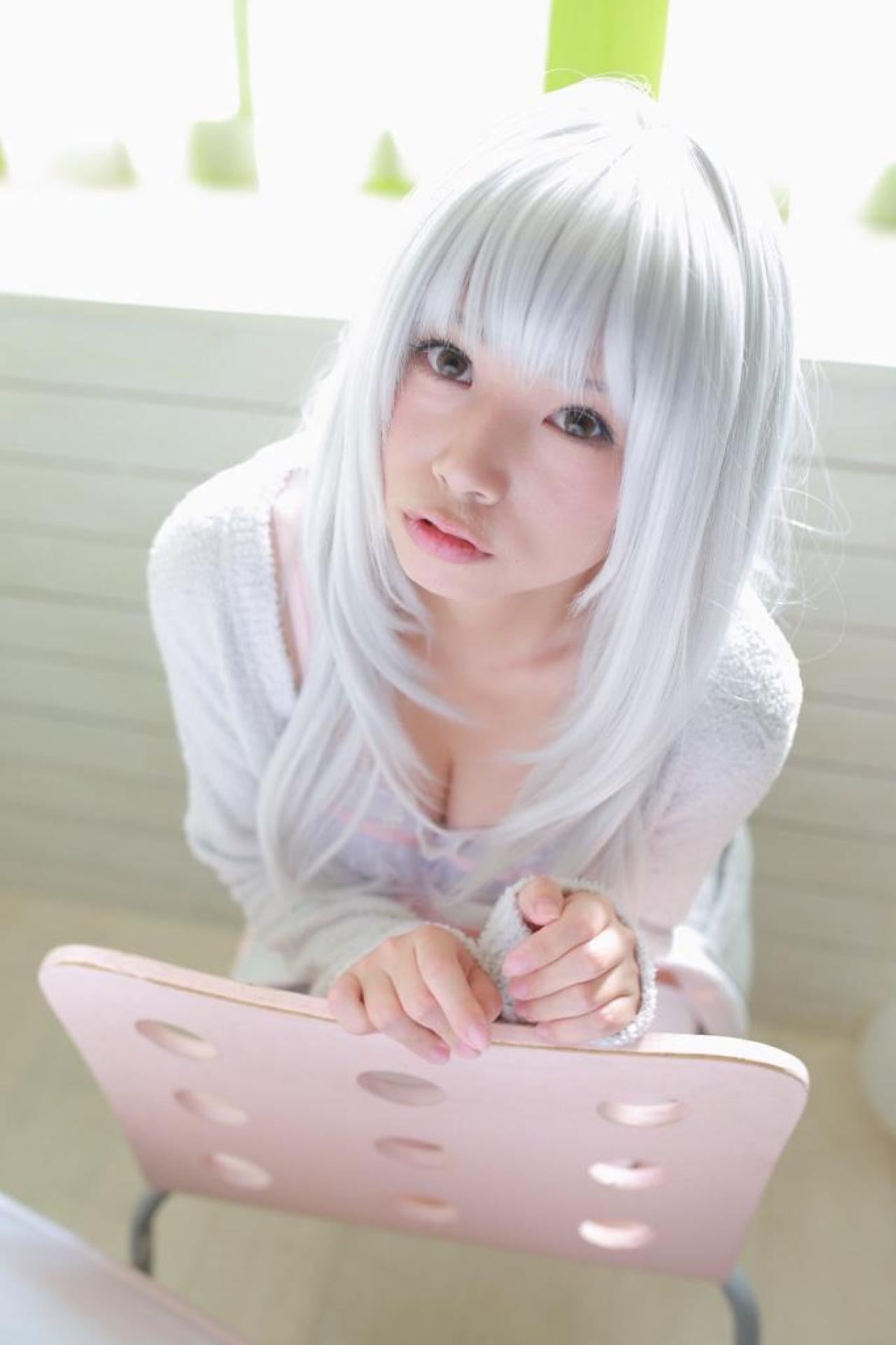 窗台前，yui扒在椅子上，双手扶着椅背