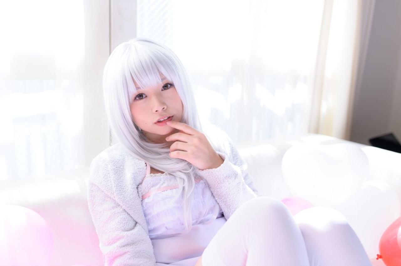 yui侧身靠在窗户上，左手食指抵着唇角