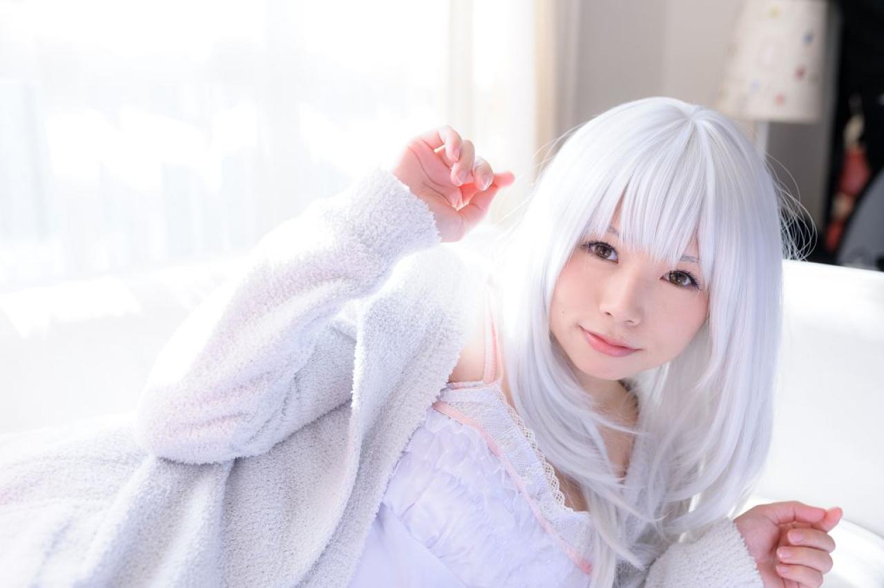 yui侧身躺在沙发上