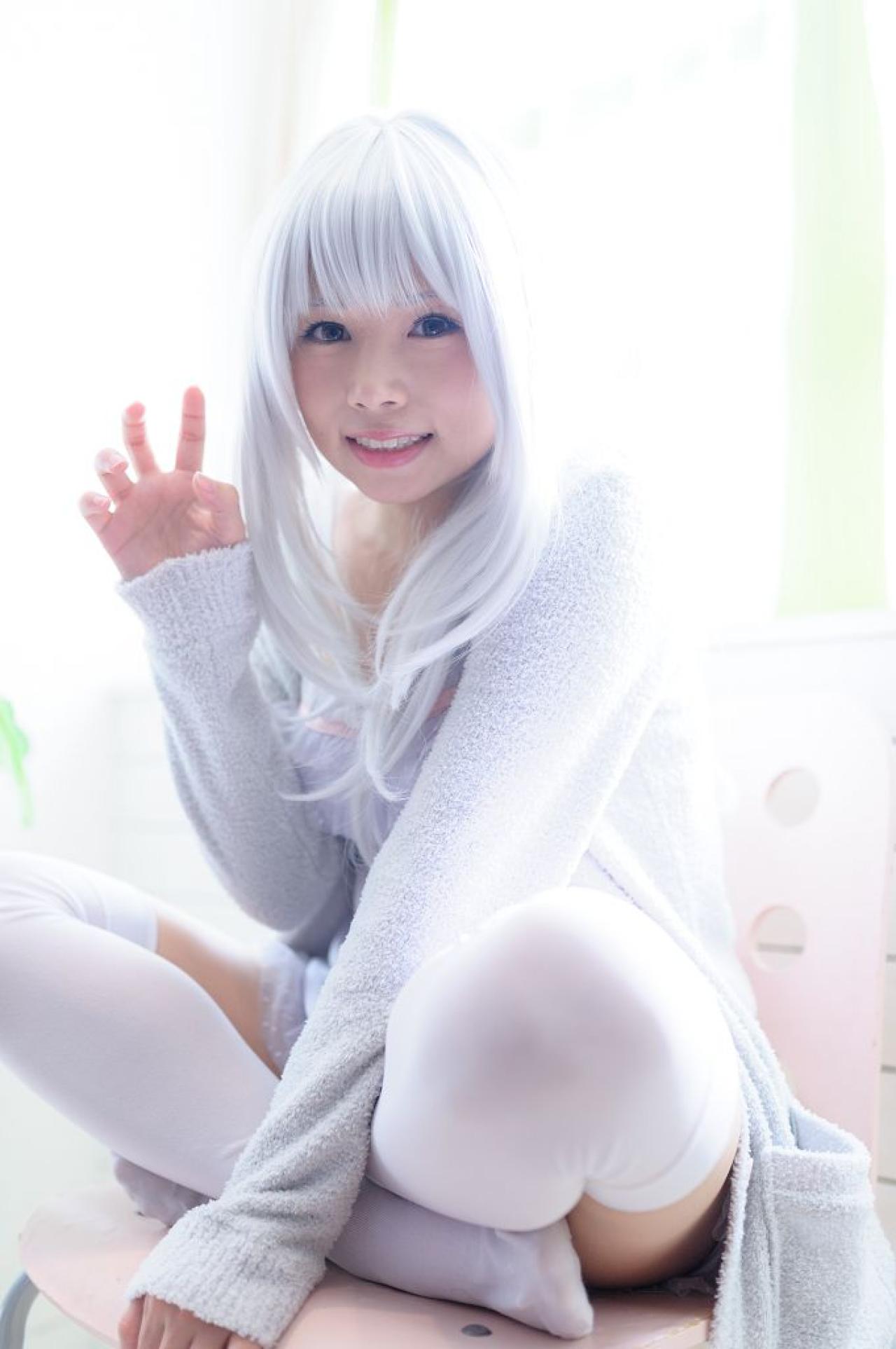 yui坐在粉色椅子上，抬起右手