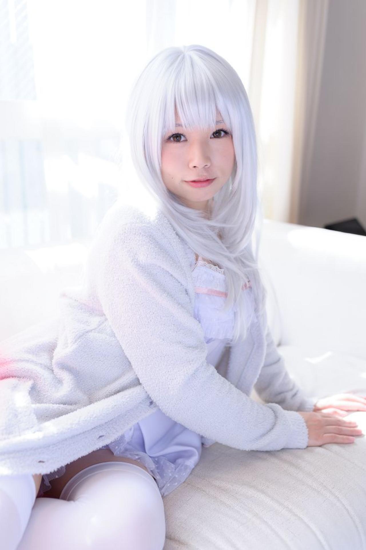 yui侧身双手撑在沙发上