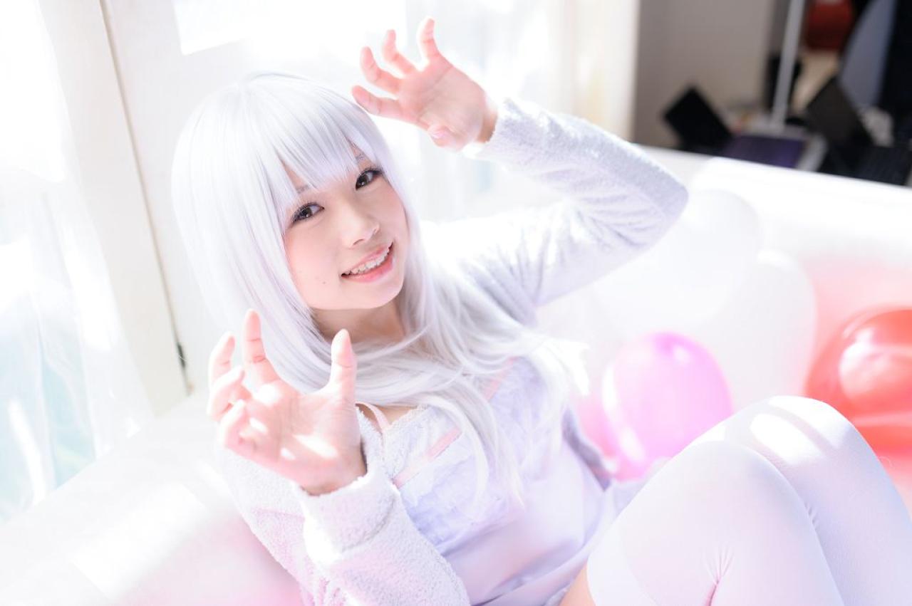 yui坐在窗台前伸出双手作猫爪扮小猫卖萌