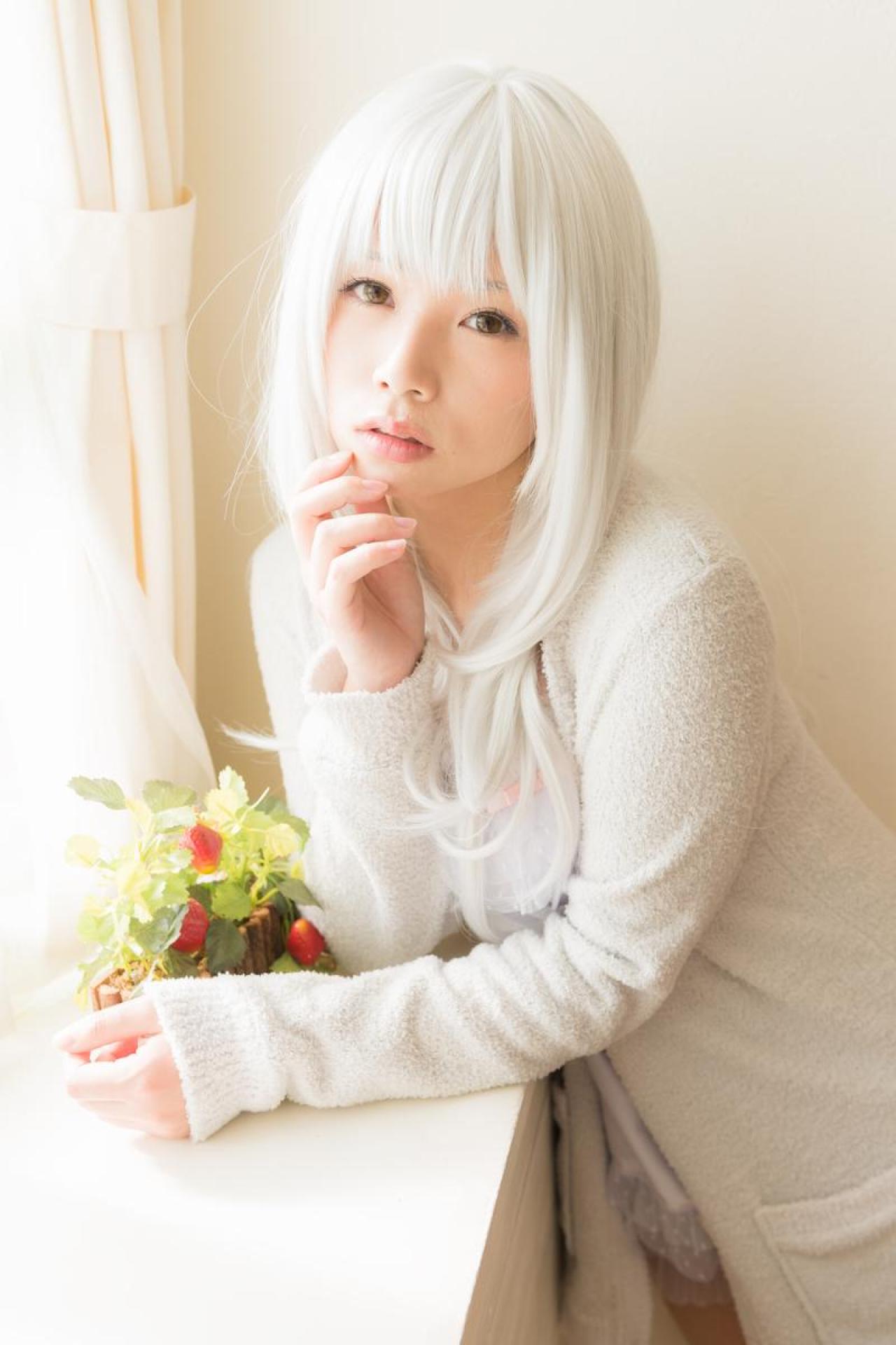 一盆花放在窗台，yui扒在窗台，右手撑着下巴