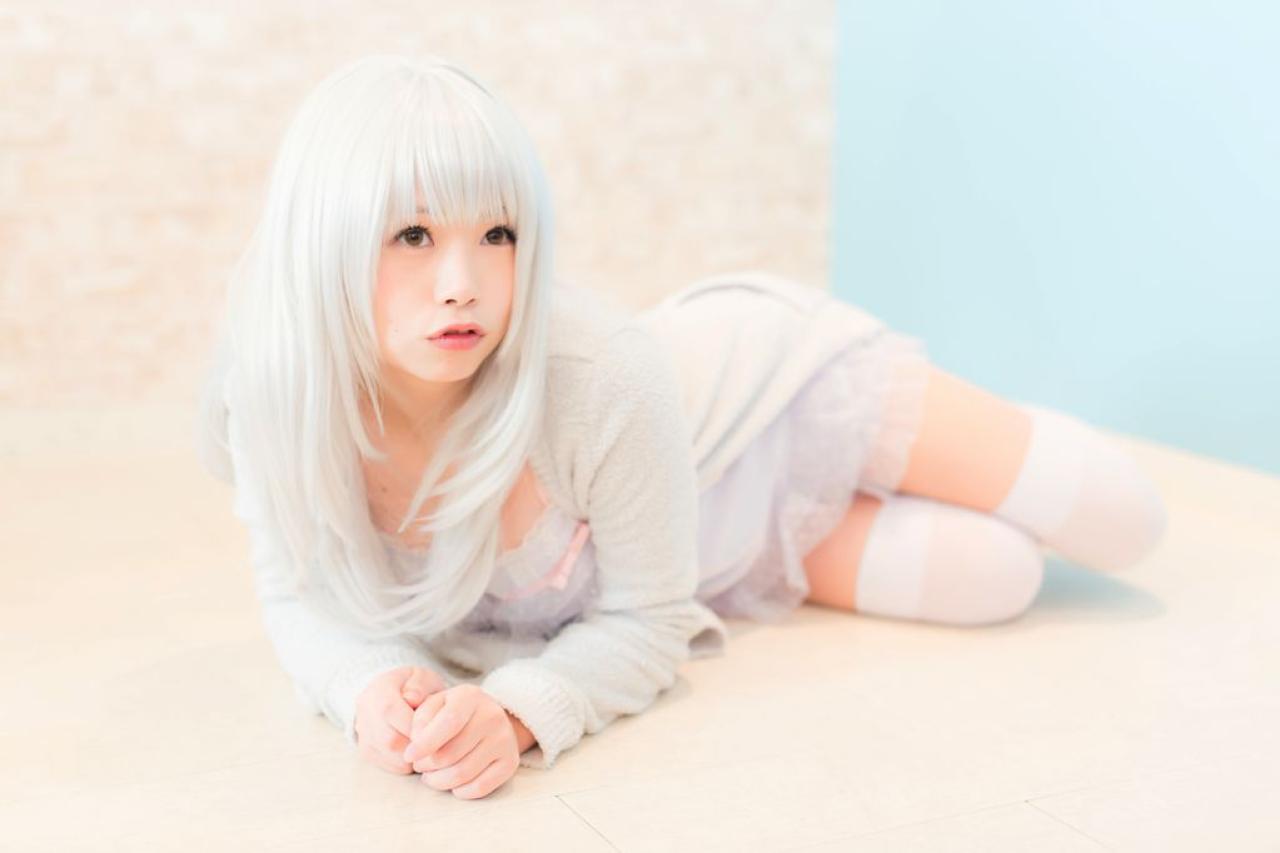 yui侧身躺在床上