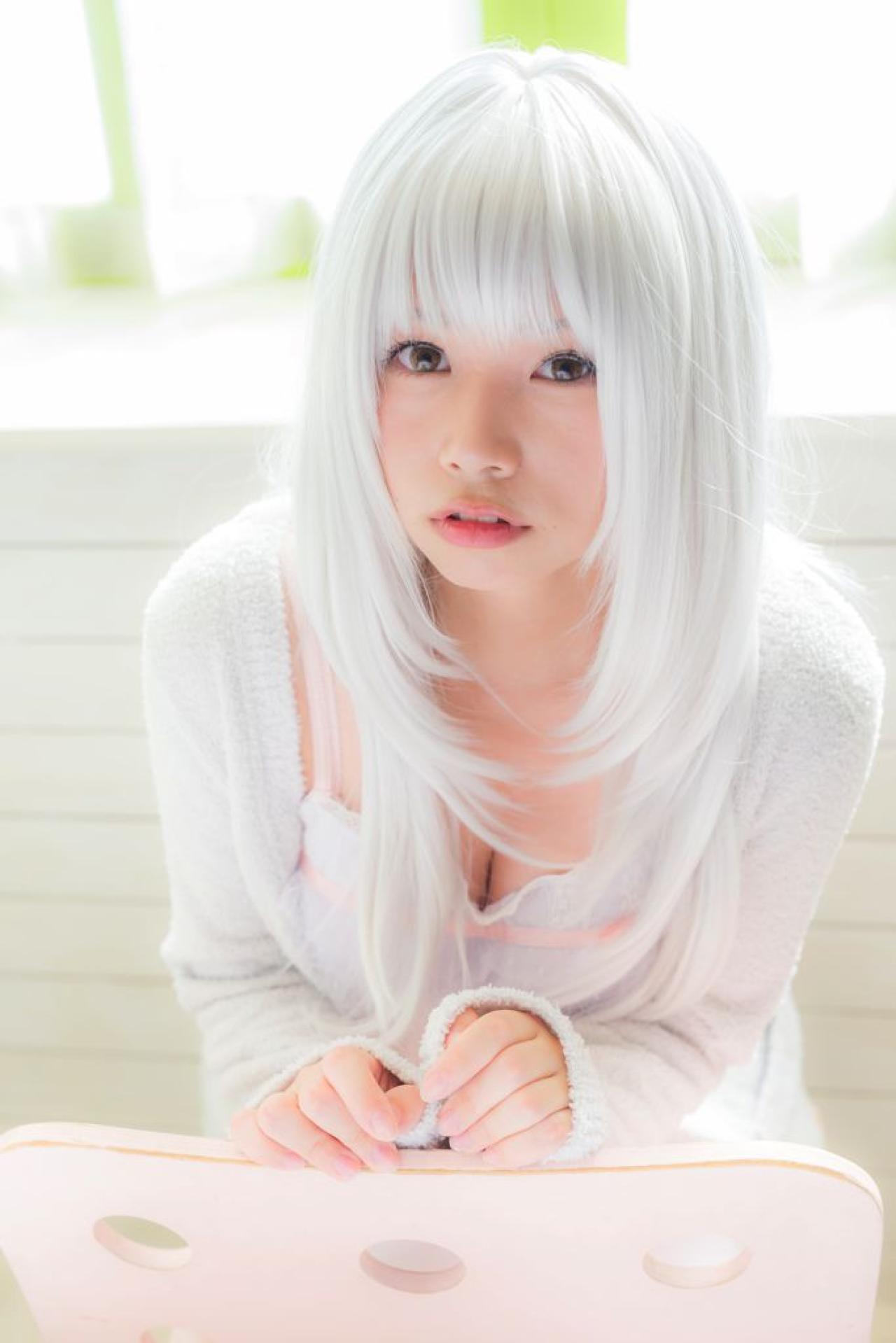 窗台前，yui扒在椅子上，双手撑着椅背