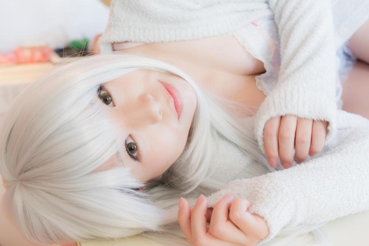 yui躺在橱柜上，凝望镜头