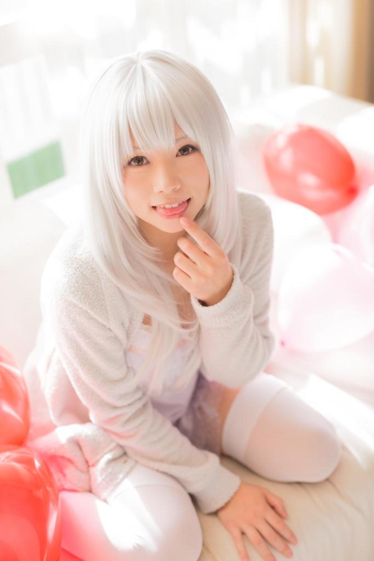 窗台前，yui跪坐在沙发上，左手食指抵着下巴，吐舌头卖萌