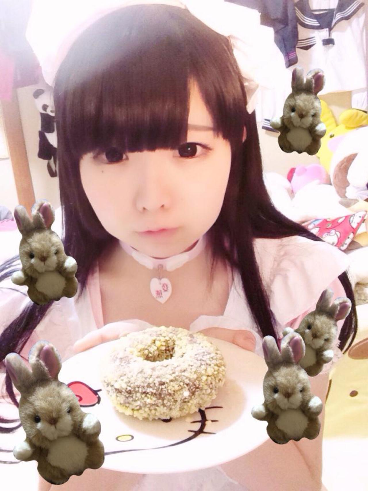 八宵うさぎ看着桌上的面包圈