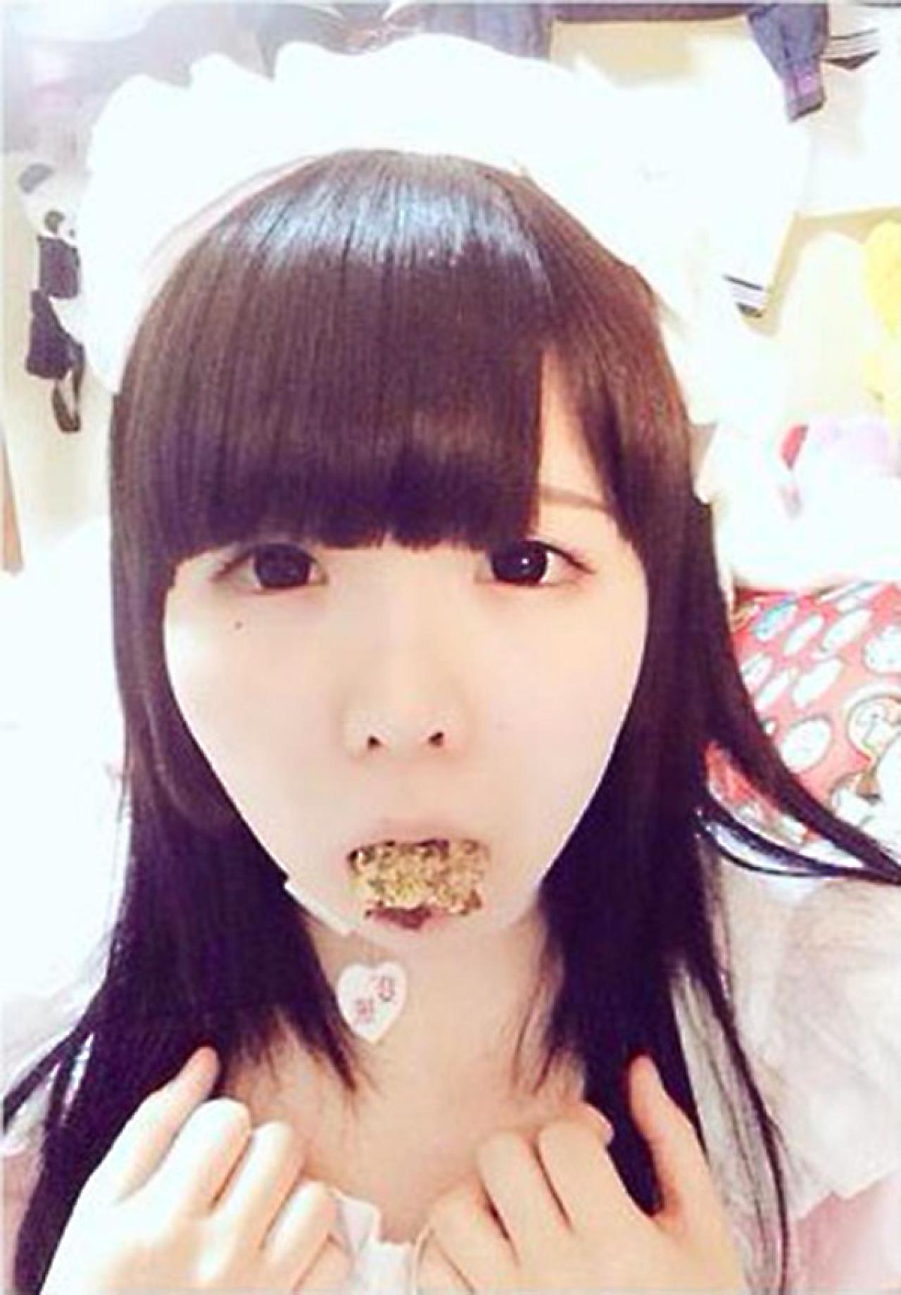 八宵うさぎ把整个面包圈送进嘴里