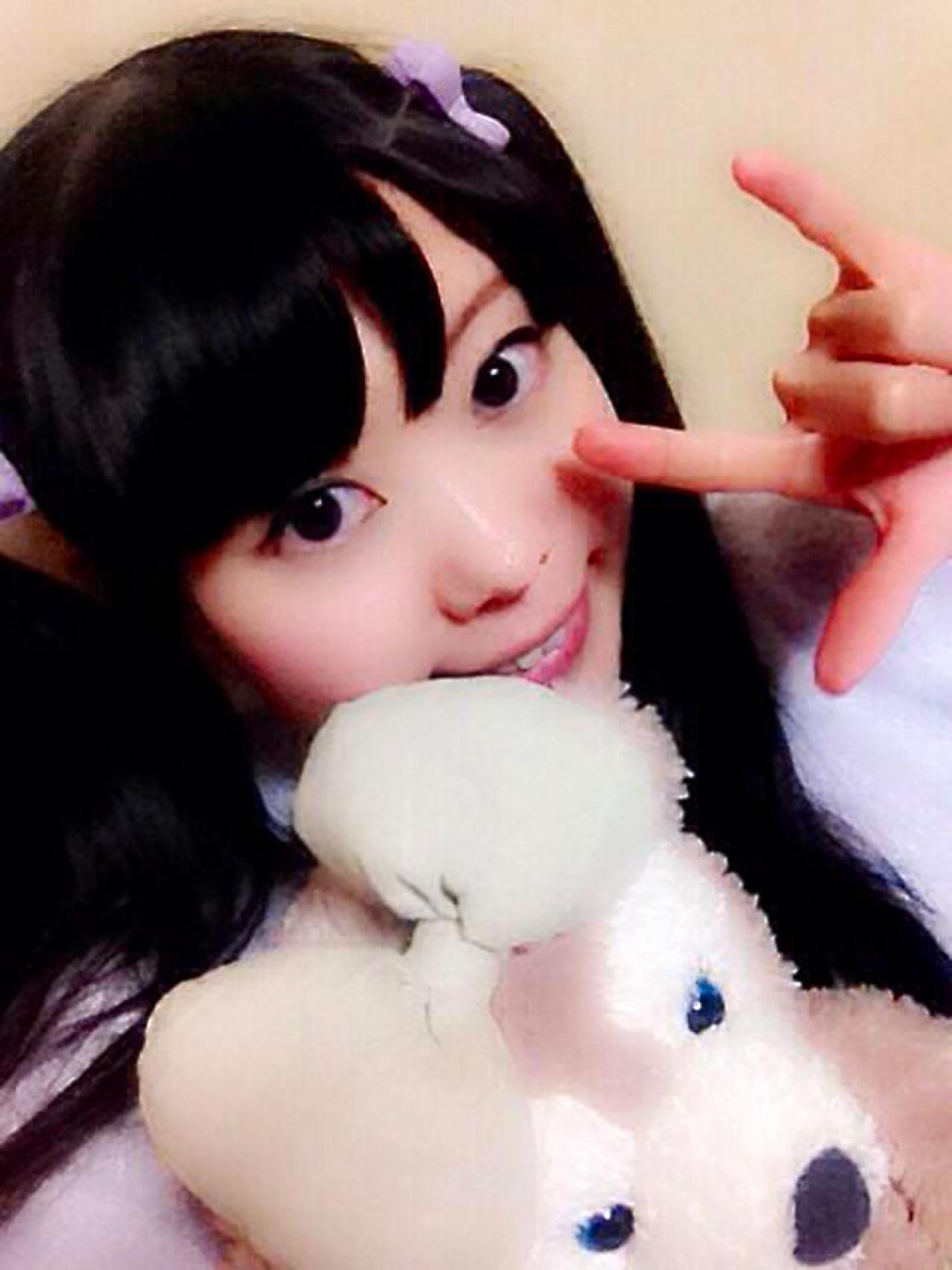 双马尾的まりゃーみゅらむ抱着小狗，作ILOVEYOU手势自拍