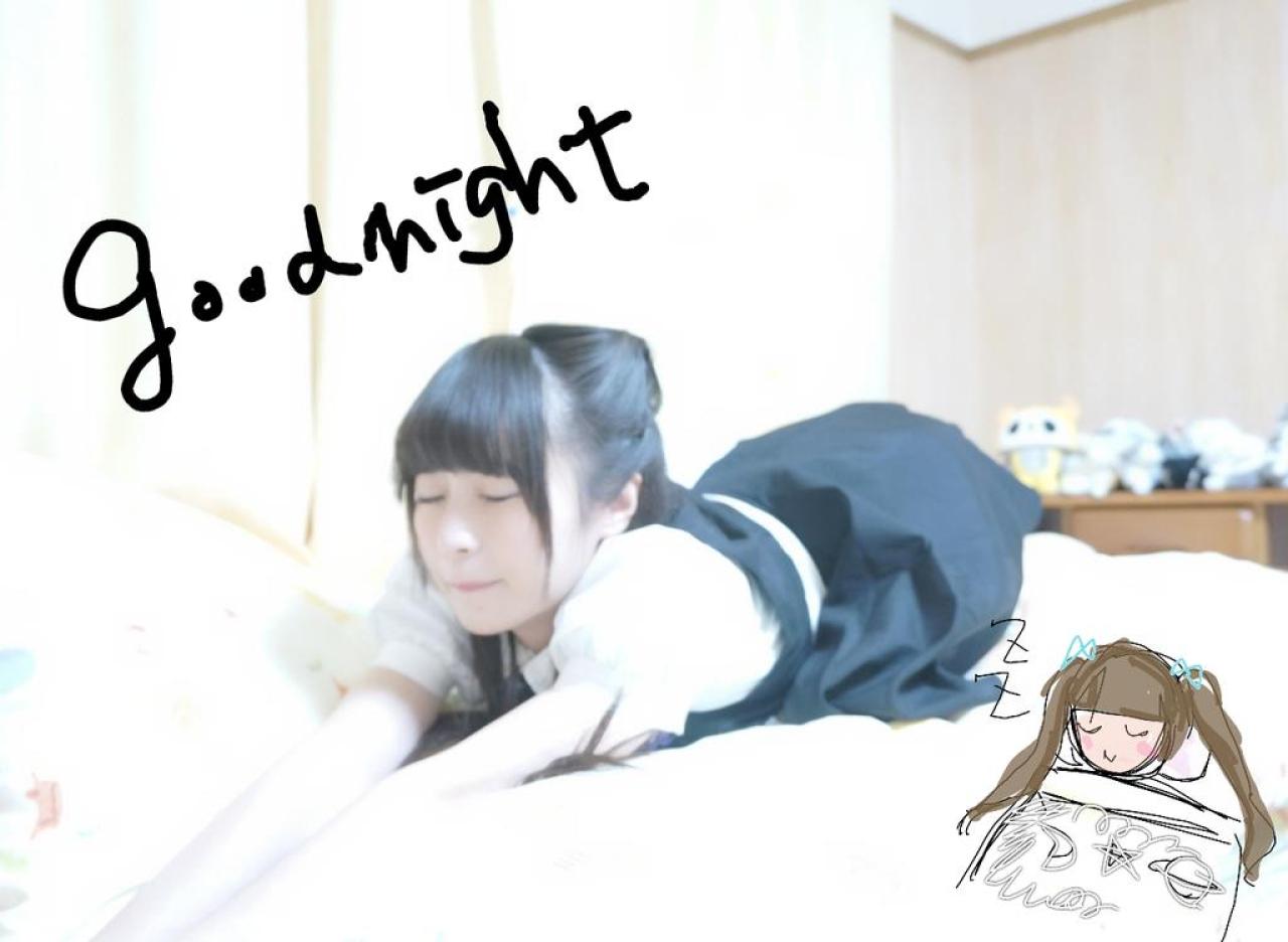 りなさーん放松地扒在床上，说晚安