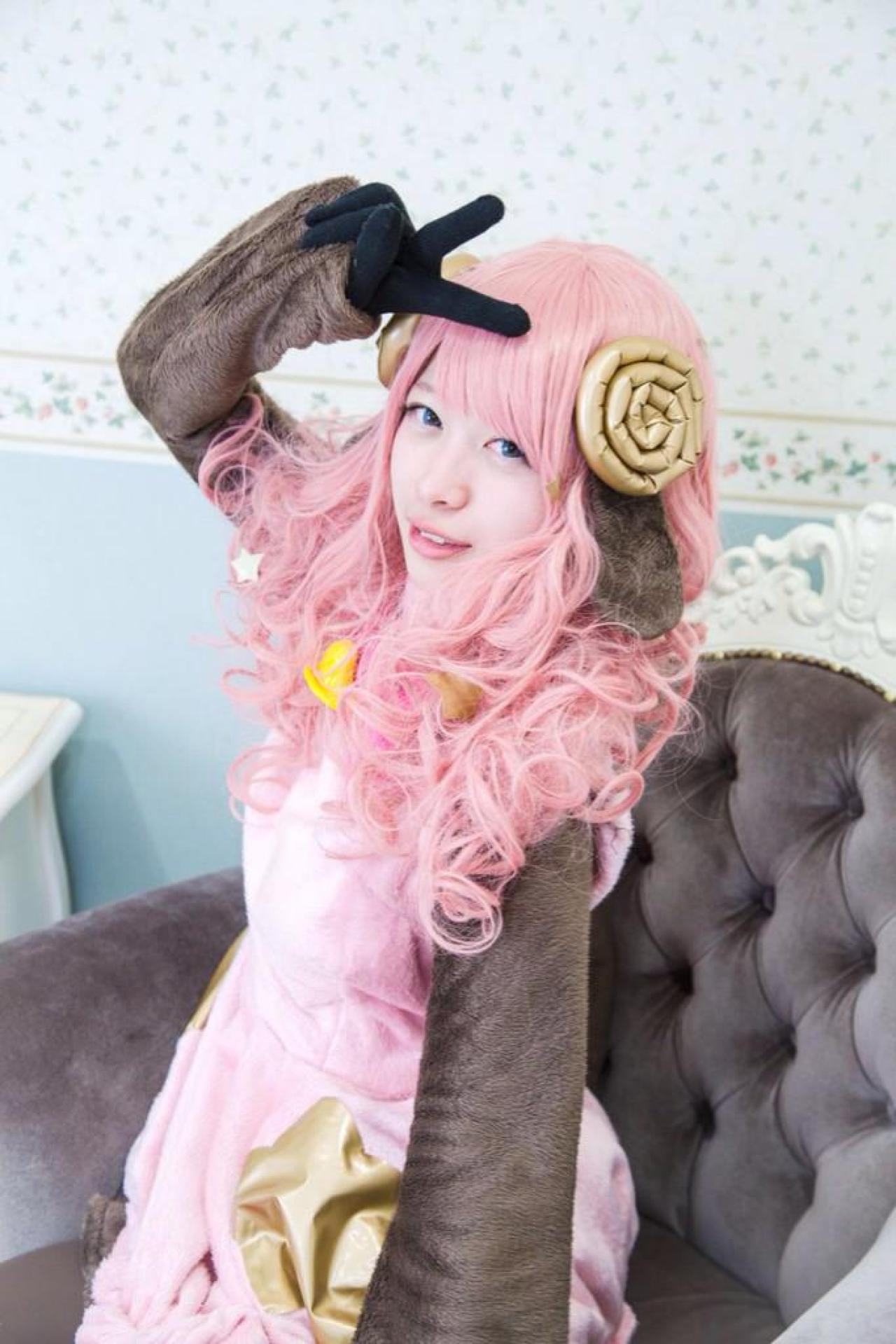 小鞠こまち扮莫亚作剪刀手卖萌