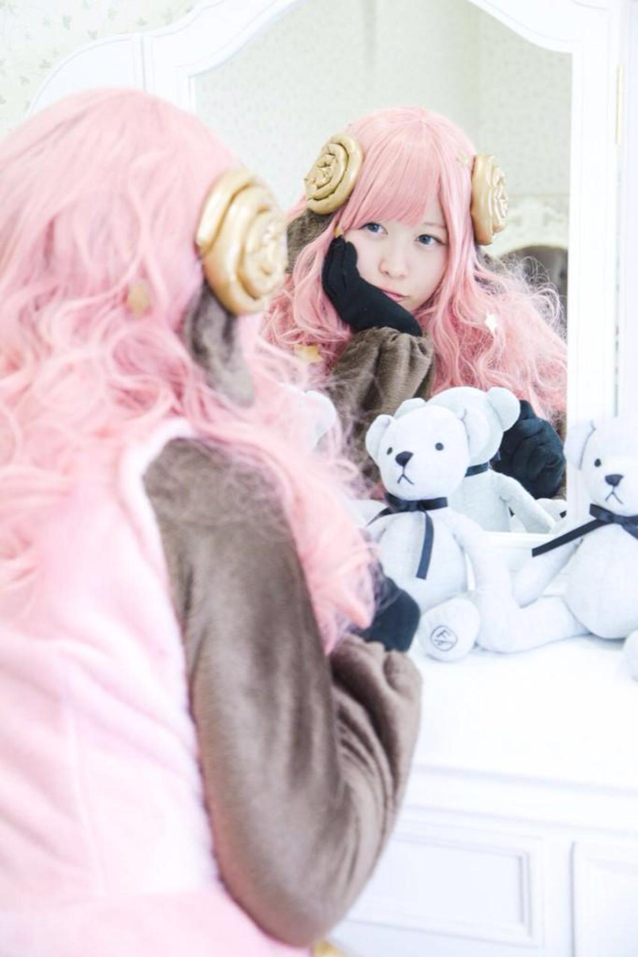 小鞠こまち坐在梳妆镜旁，看着镜子中的自己