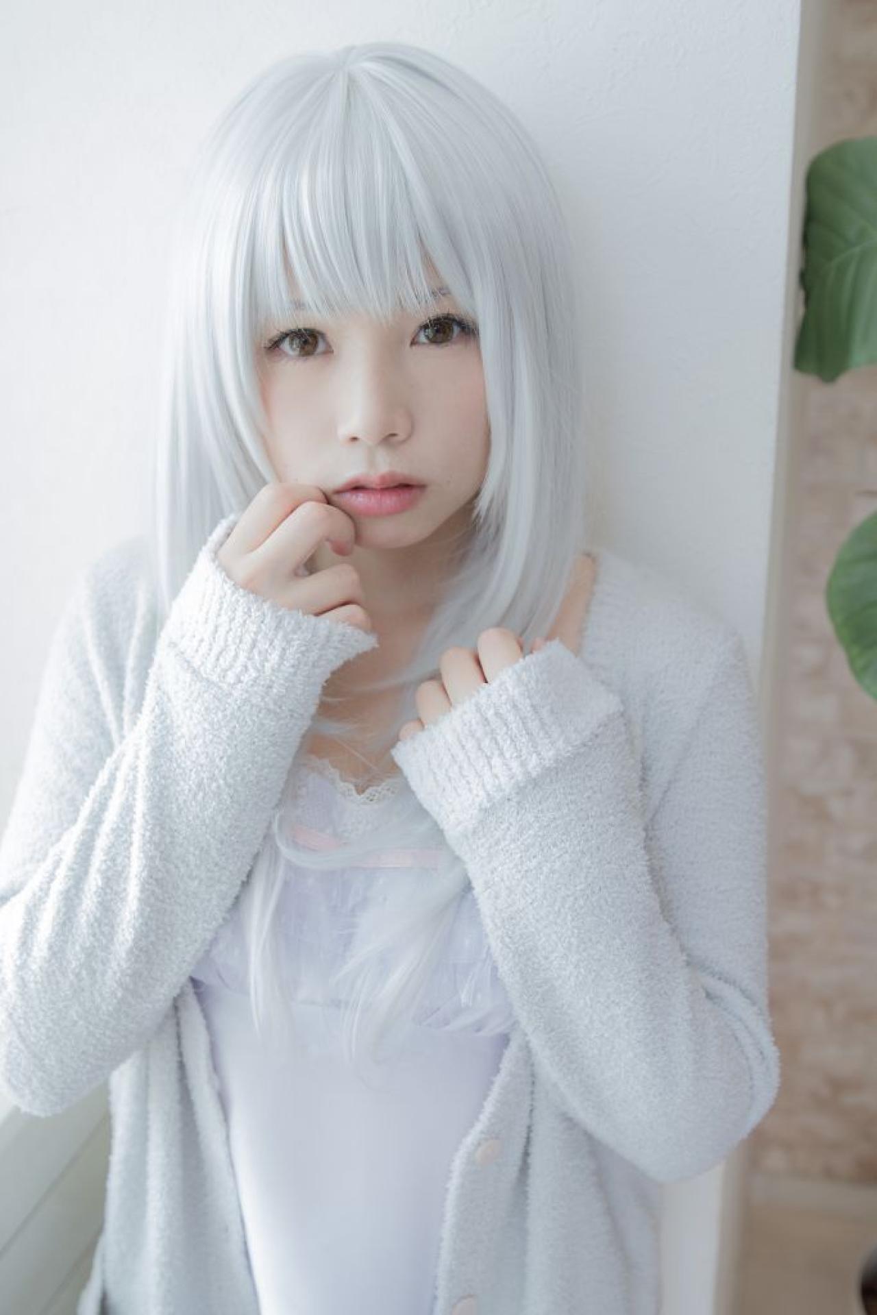 yui披着羊毛衫，挽着袖口，轻抚唇角