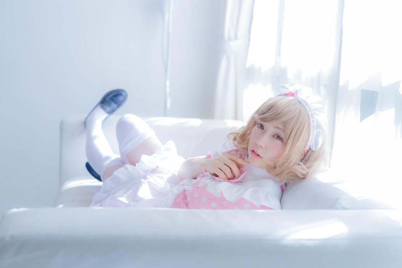 星乃まみ侧身躺在沙发上