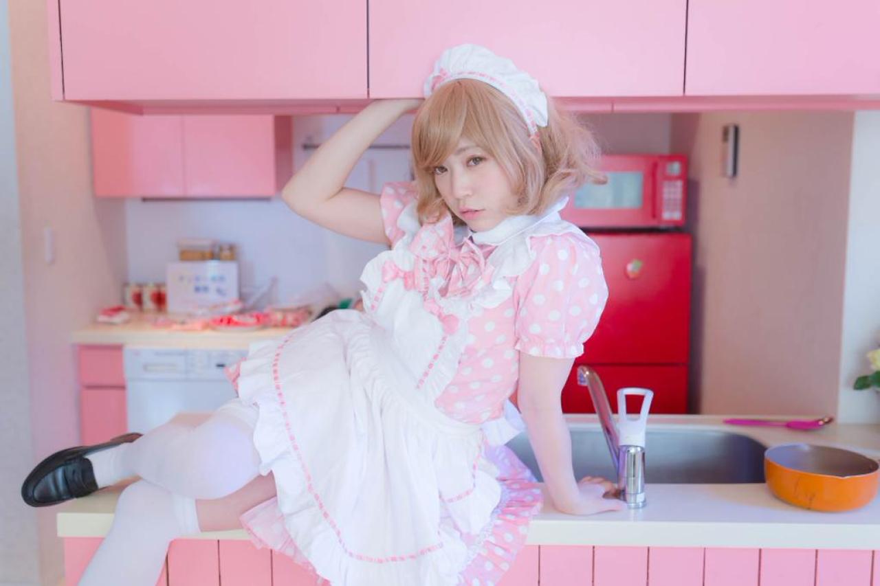 星乃まみ侧身躺在橱柜上