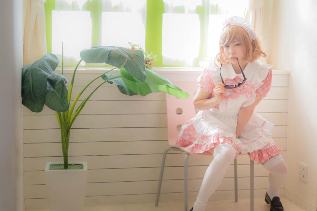 星乃まみ坐在窗台前的粉色椅子上