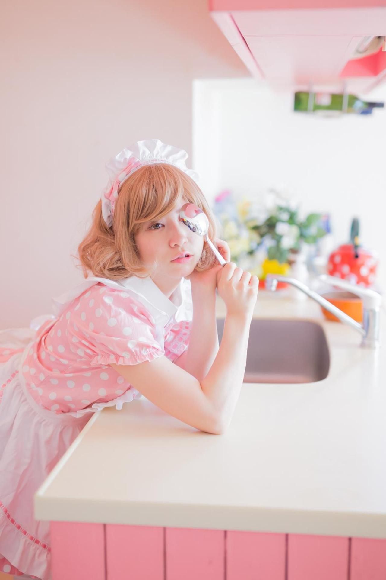 星乃まみ扒在橱柜上，拿着勺子遮住左眼