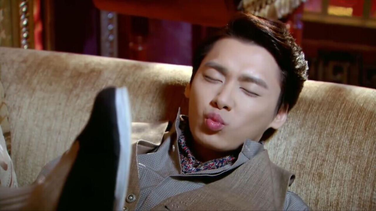 李易峰扮宁致远躺在沙发，闭眼嘟嘴卖萌表情