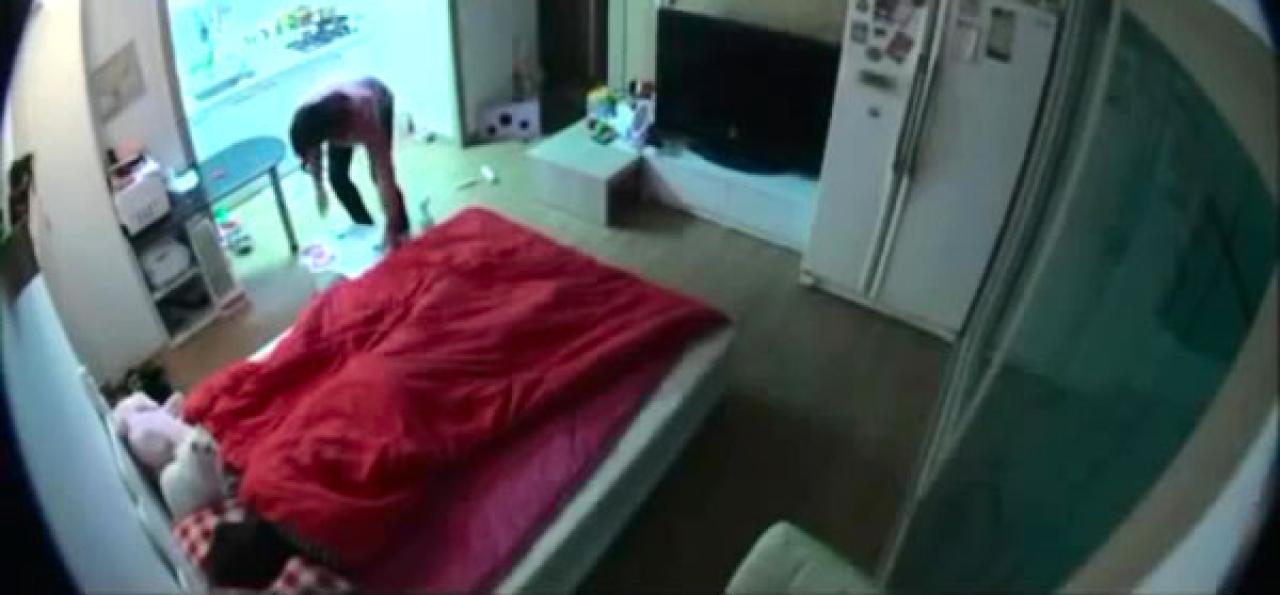 男友正在打扫地面