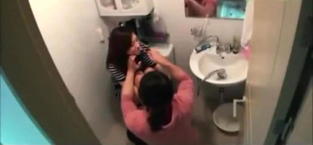 男友正给朴糠丽刷牙