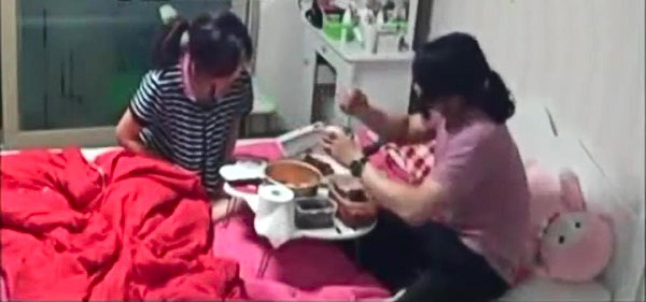 男友正拿着勺子，舀起饭食，准备喂给女友