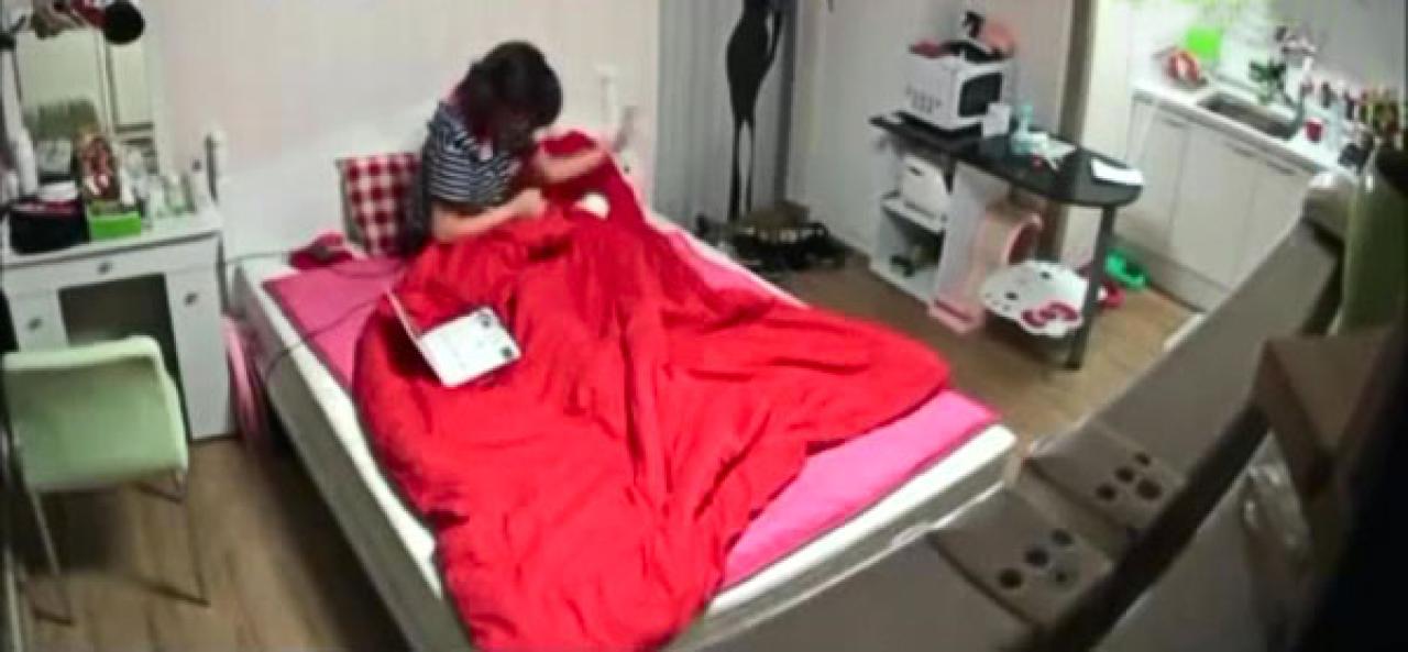 女友把卫生纸一卷，随手扔到了地上：反正有男友来清理:-)