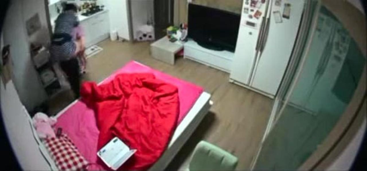 男友背起女友，向厕所走去