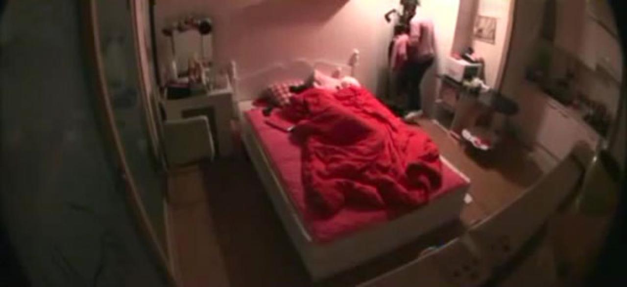 确认女友睡着后，男友关掉灯，踮着脚，悄悄地离开