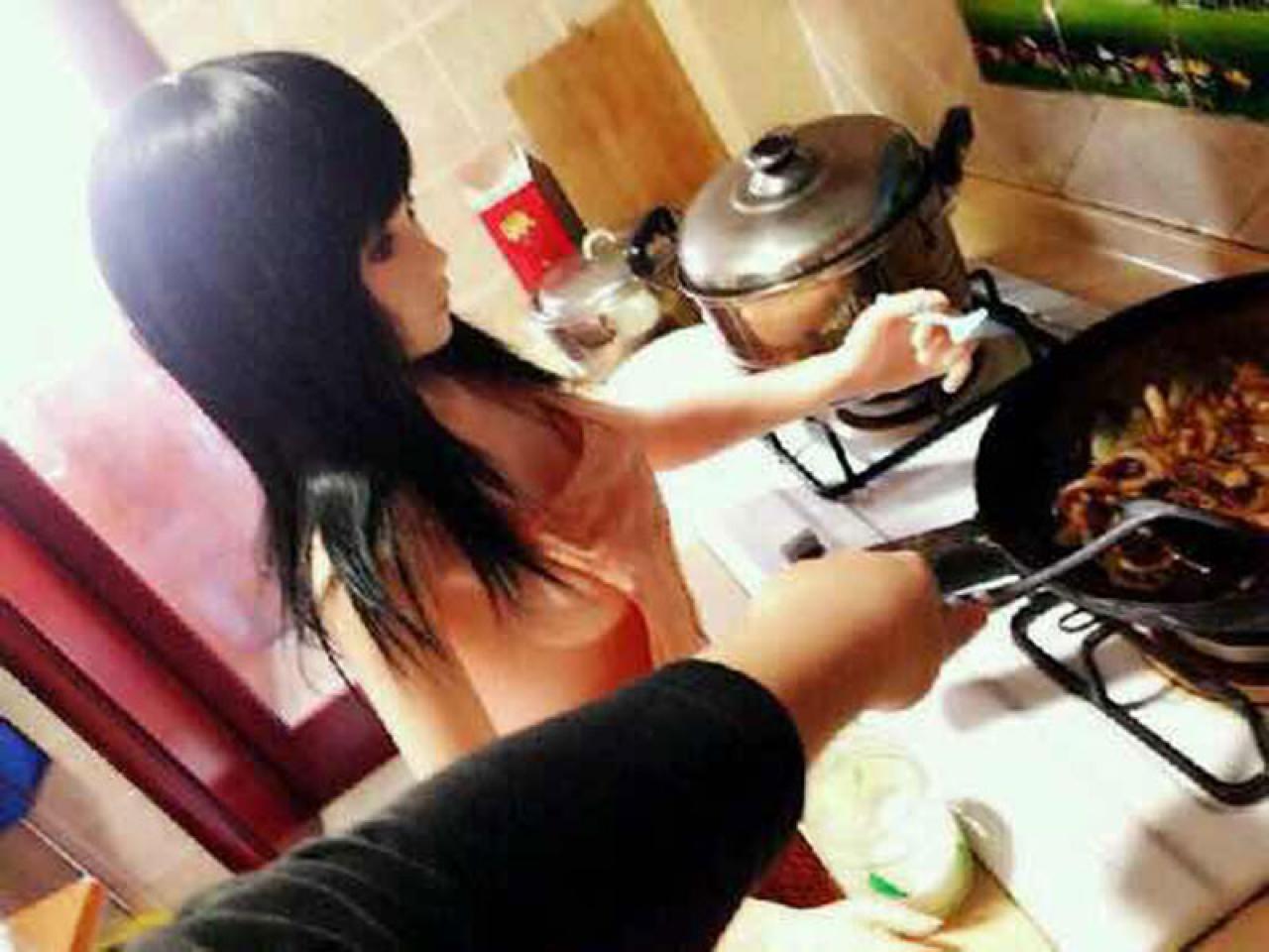 可爱男孩教萌厨娘炒菜