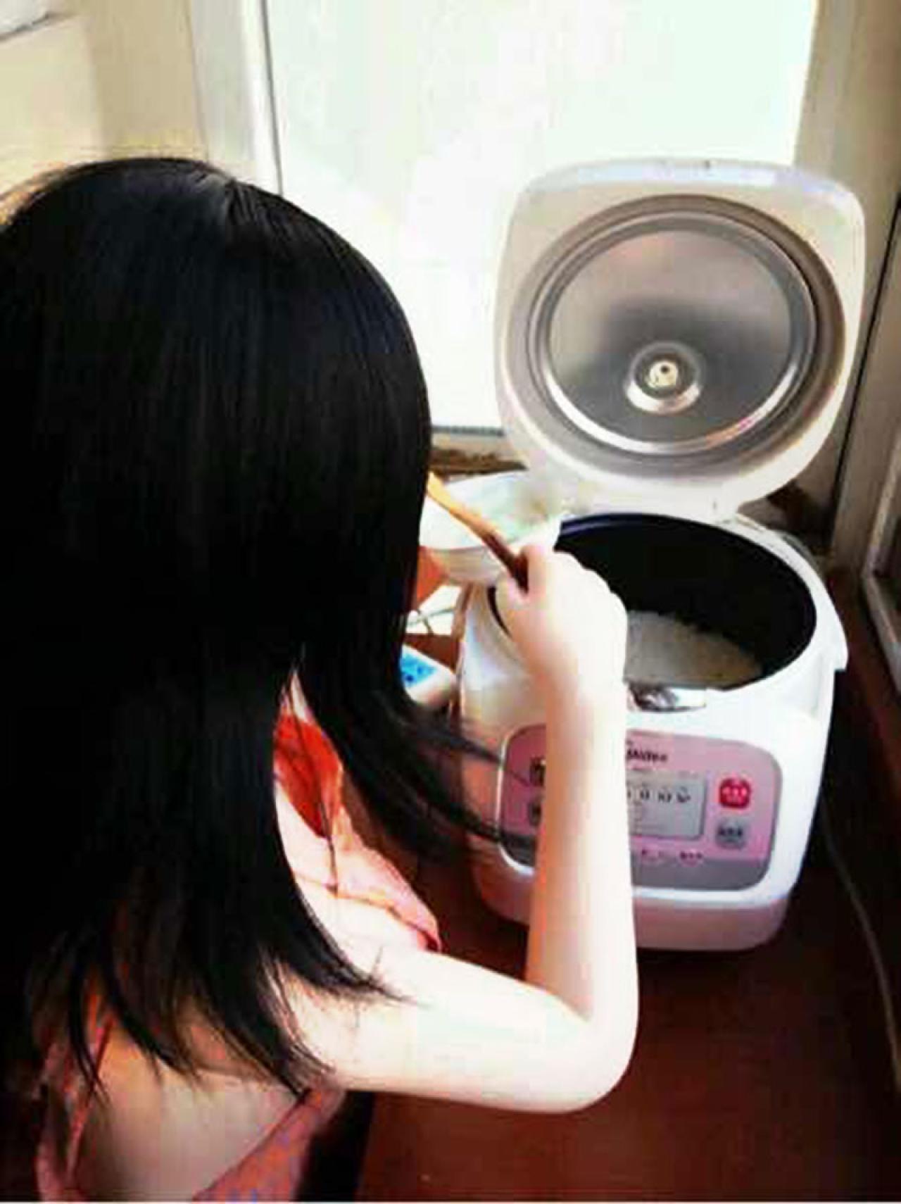 香喷喷的大米饭出锅了，萌厨娘正给男孩盛饭