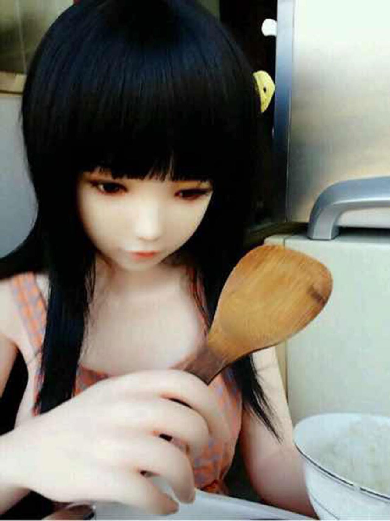 一手拿着饭勺，另一手端着碗，学会做饭的萌厨娘每天做好饭等男孩回家