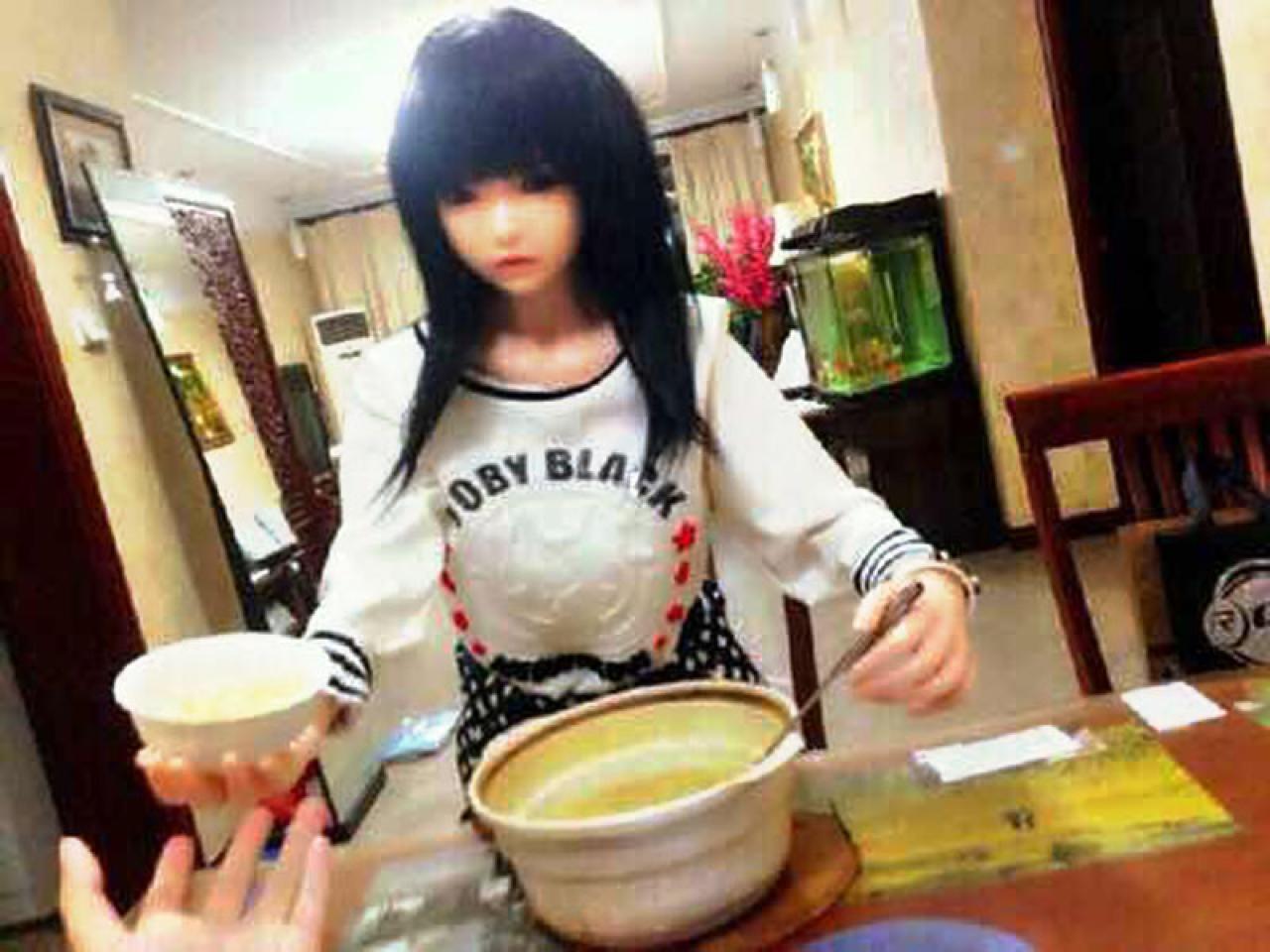 吃完饭，萌厨娘给男孩盛好汤，递给男孩