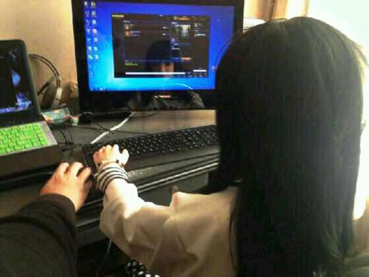 男孩和萌厨娘一起玩英雄联盟