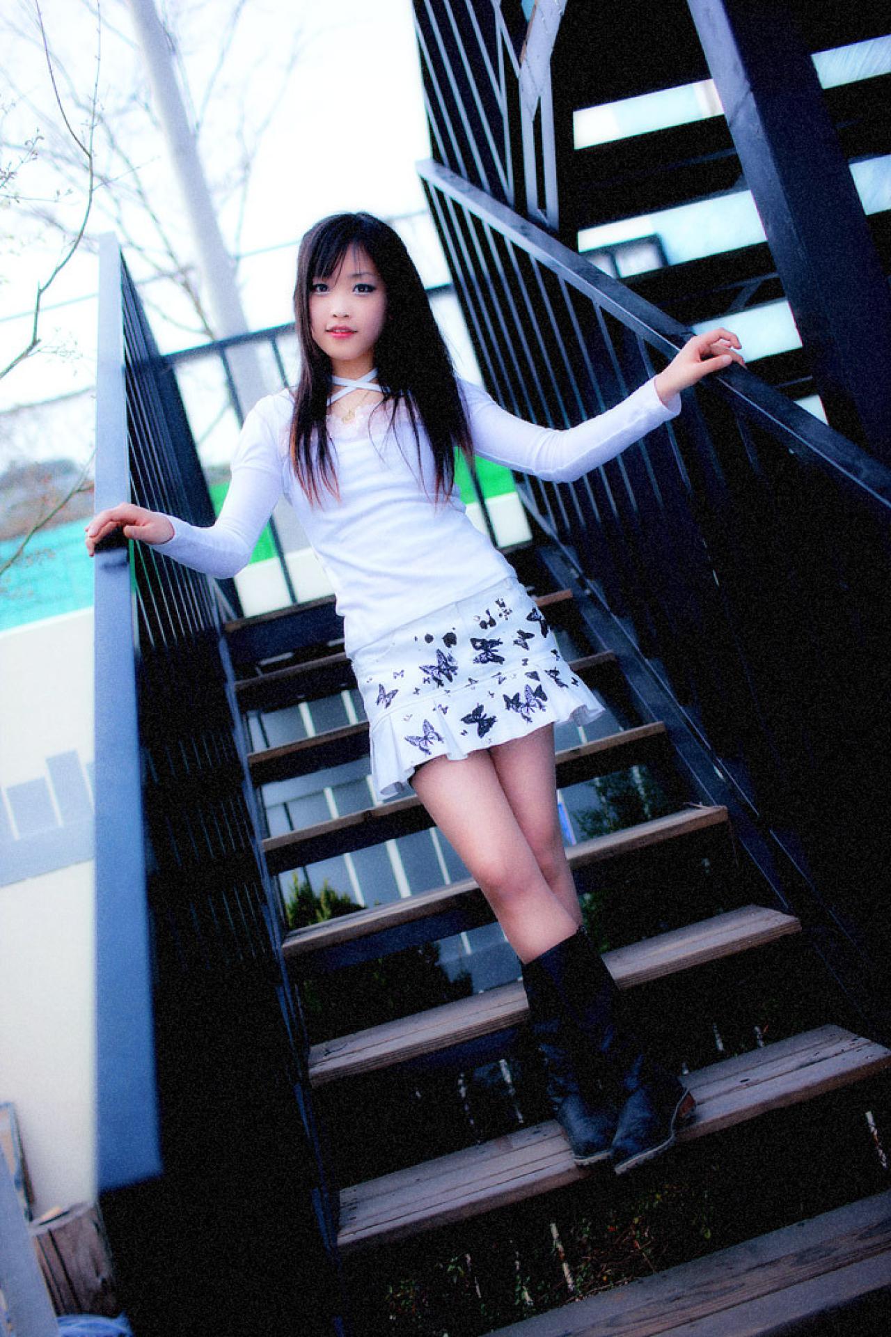 兔娘tomia双手撑在扶手，站在台阶上
