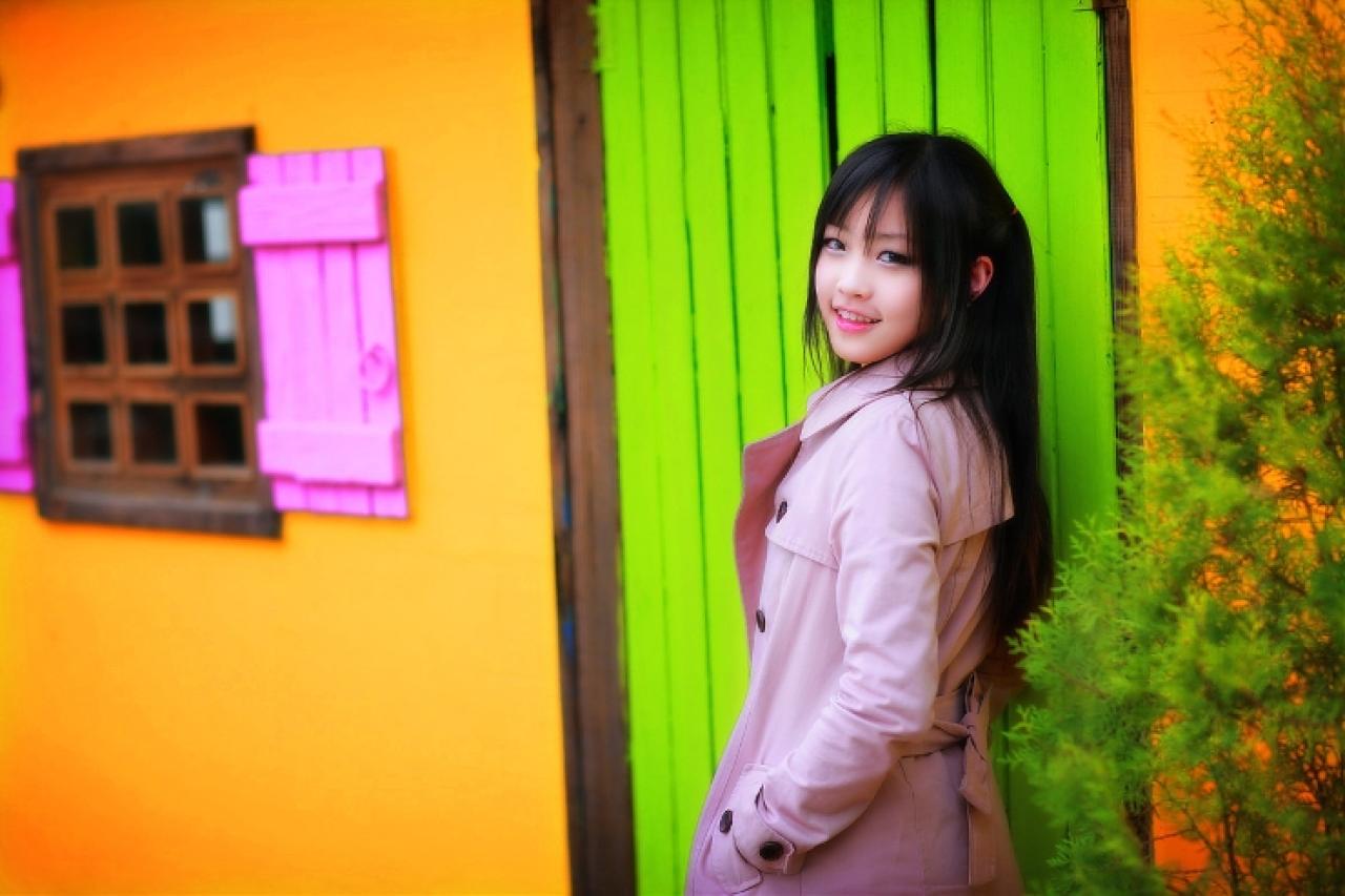 兔娘tomia披着大衣侧身站在门前