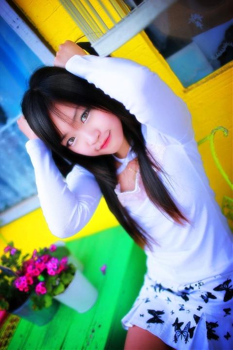 兔娘tomia抬起双手，各握住一束头发