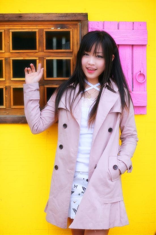 兔娘tomia站在窗前