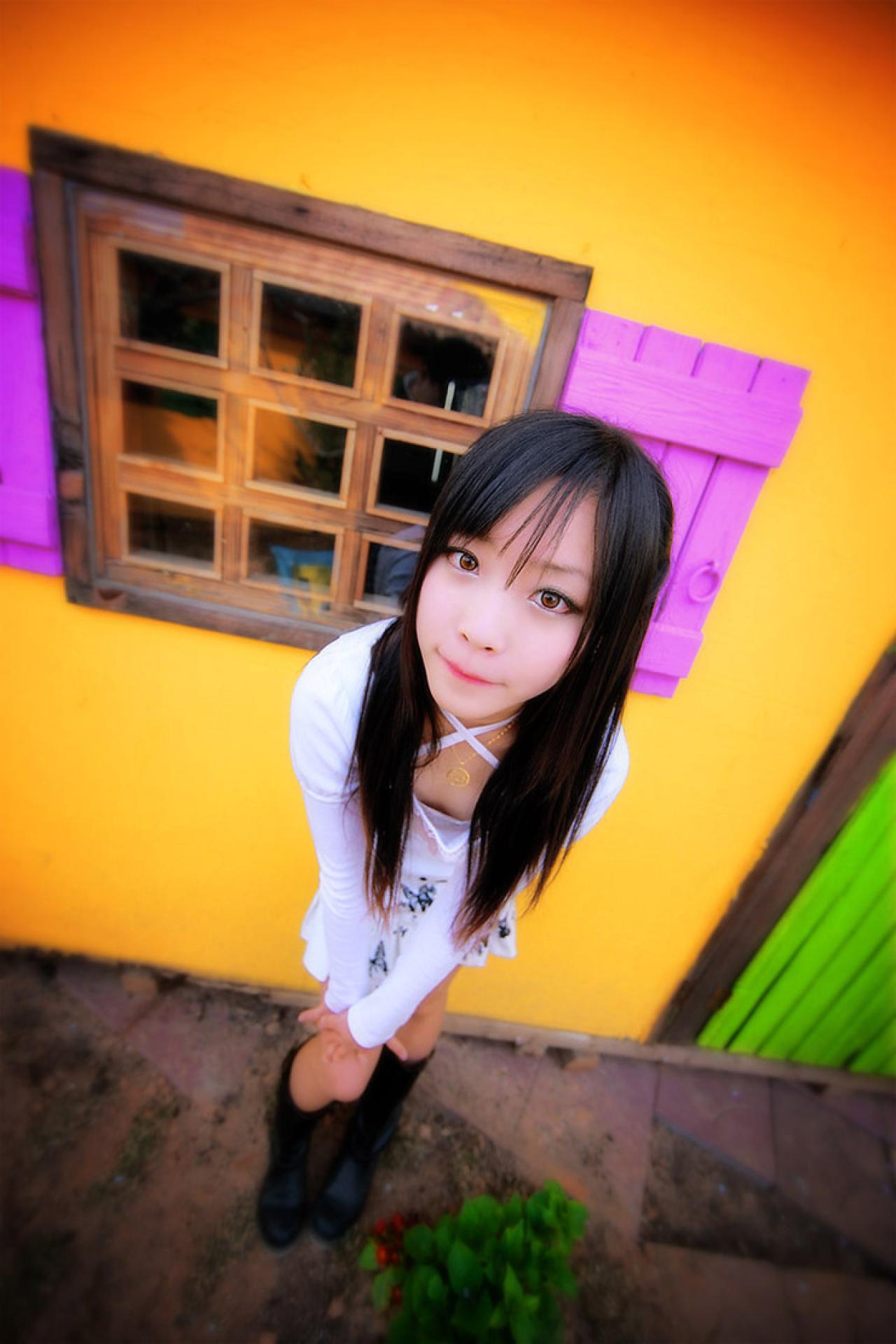 兔娘tomia双手撑着膝盖，站在窗前