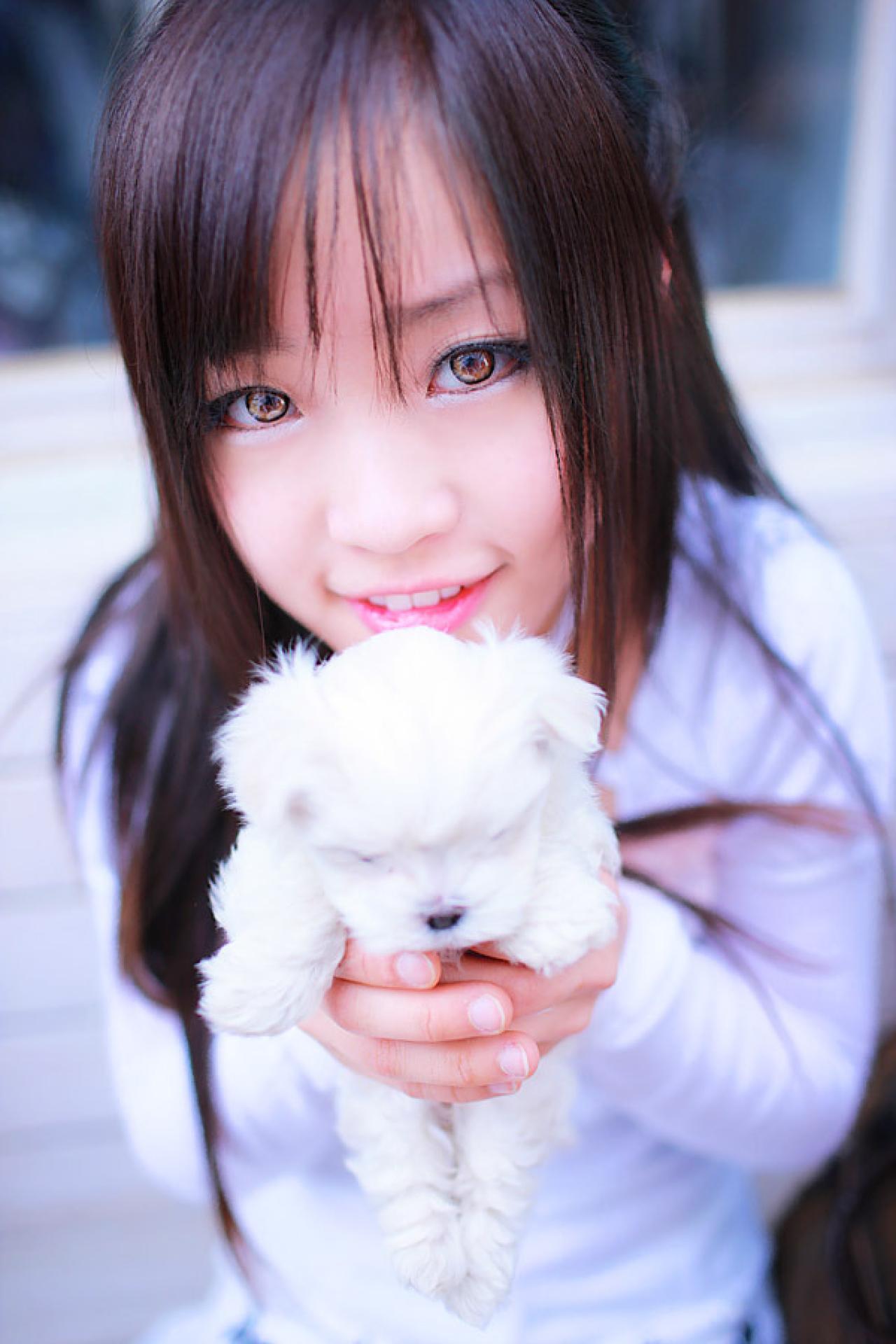 兔娘tomia双手抱着小白狗