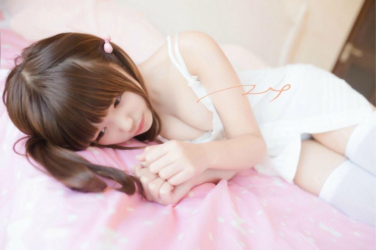 年糕颗颗颗侧身躺在床上 睁眼睛