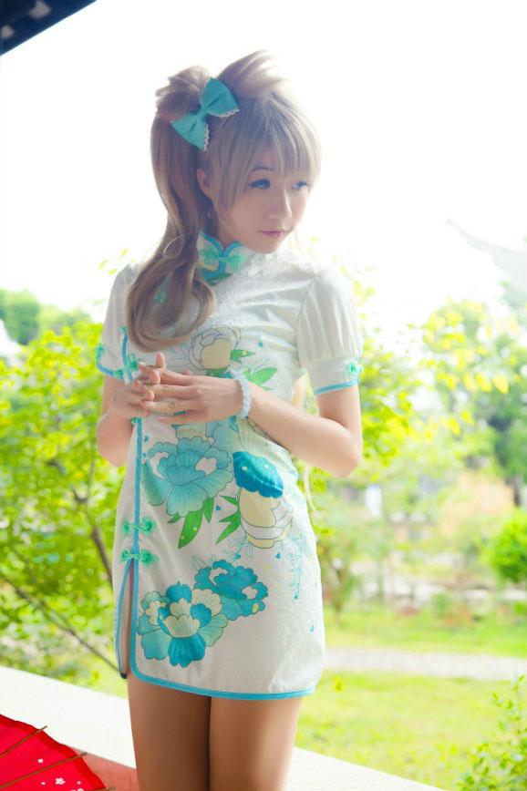 Panta扮演南小鸟双手五指交叉，站在石栏旁