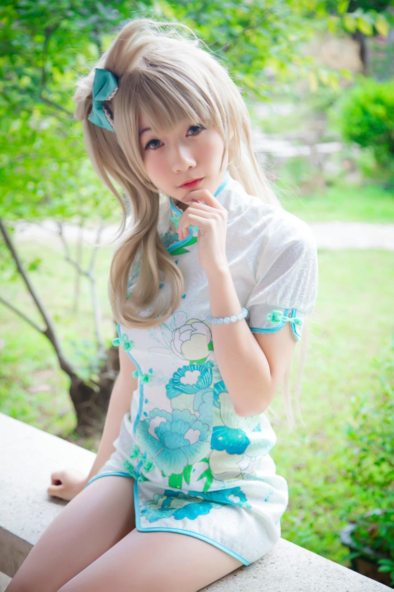 Panta扮演南小鸟轻抚下巴，坐在长亭 近景